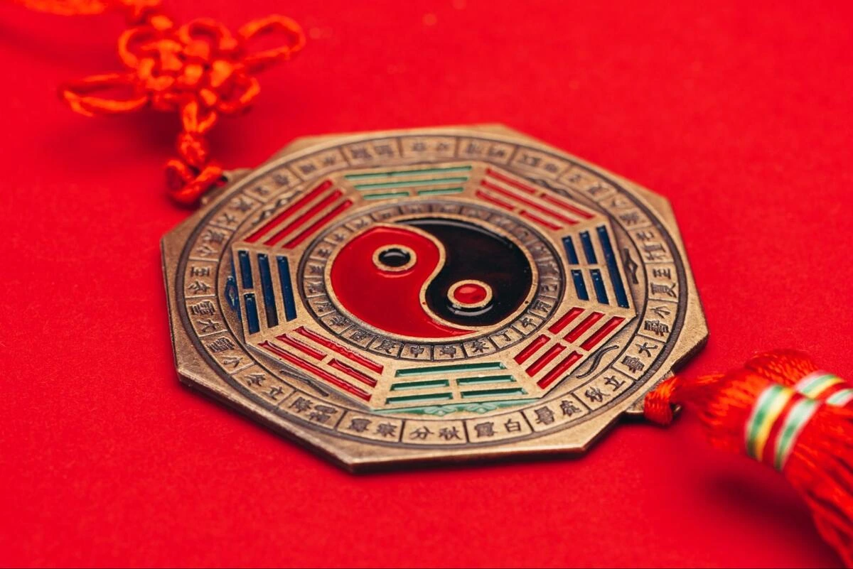 Feng Shui Services in Singapore Using Bagua Principles Traditional Bagua compass representing feng shui services in Singapore for home, office, and property energy analysis.